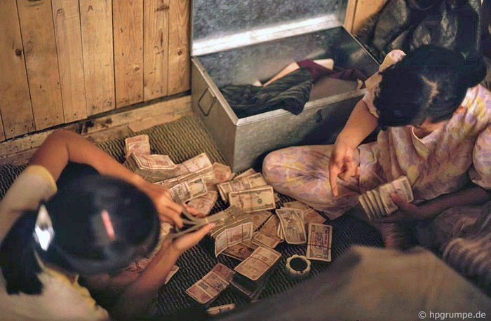 Tiểu thương đếm tiền trong chợ Đồng Xuân 1991.